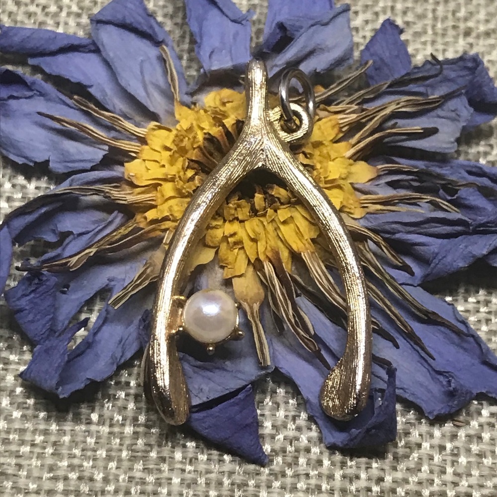 Vintage Sarah Coventry gold plated pendant